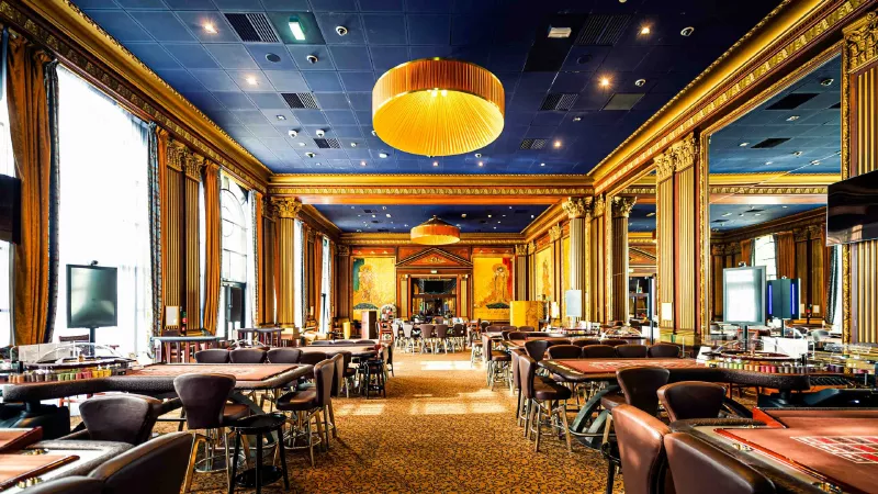 Salle de jeux du Casino Barrière Enghien-les-Bains avec tables et décoration élégante