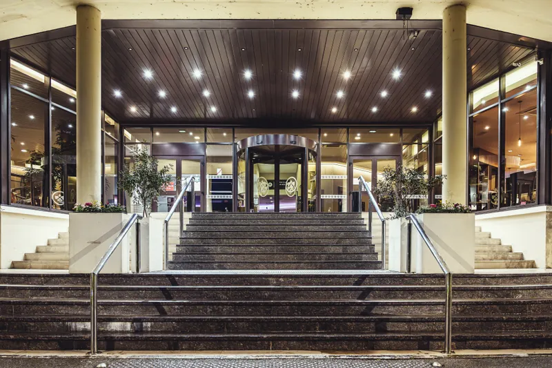 Steps leading to the glass entrance of Casino JOA de Bourbonne-les-Bains