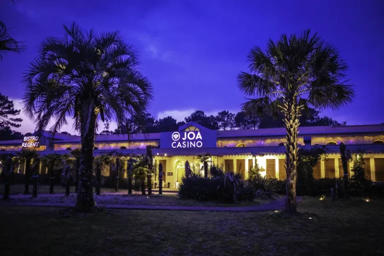 Palm-lined entrance to Casino JOA de Gujan-Mestras at night