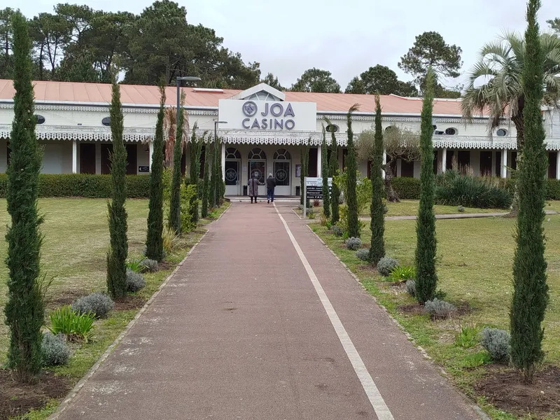 Garden walkway leading to Casino JOA de Gujan-Mestras