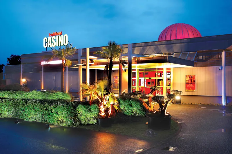 Façade éclairée du Casino Partouche Andernos Le Miami au soir