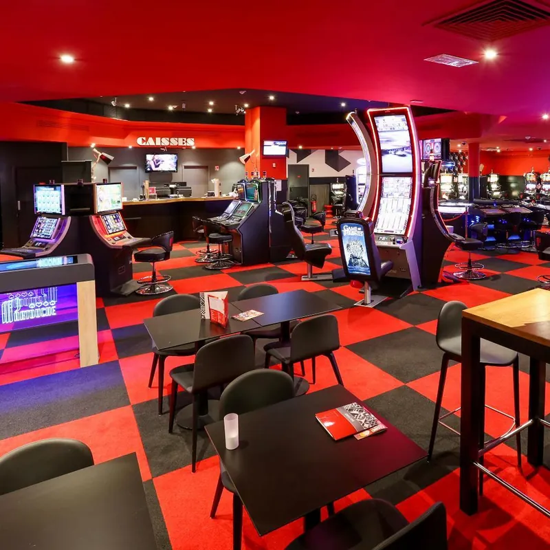 Salle de jeux rouge du Casino Partouche Andernos Le Miami