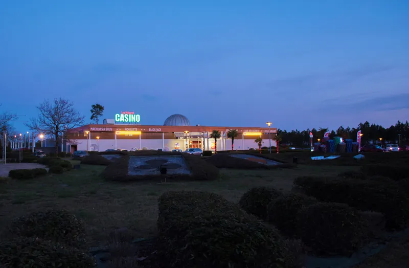 Vue extérieure du Casino Partouche Andernos Le Miami au crépuscule