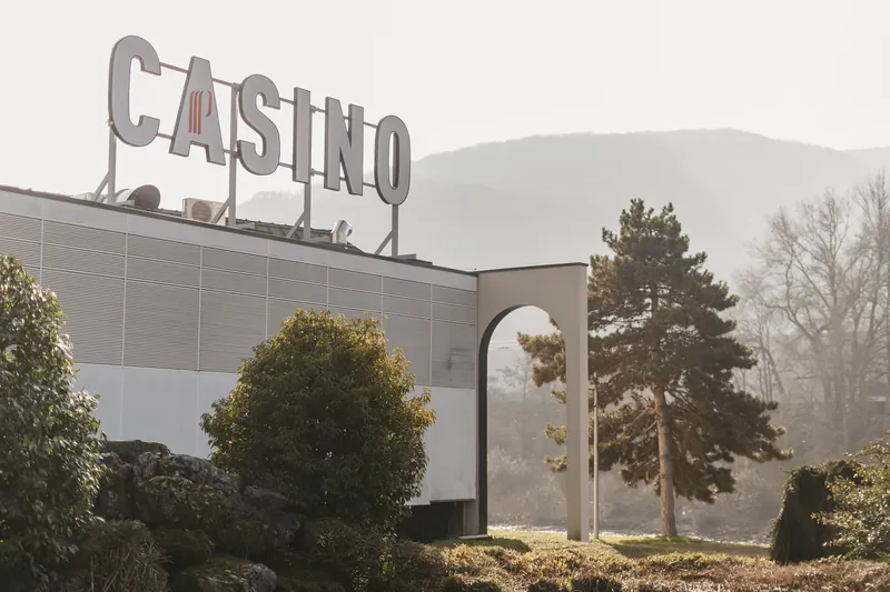 Façade avec les montagnes en arrière-plan du Casino Partouche Annemasse