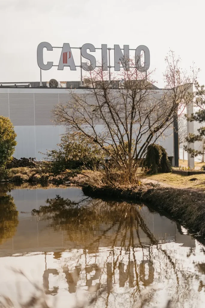 Jardin et bassin devant la façade du Casino Partouche Annemasse
