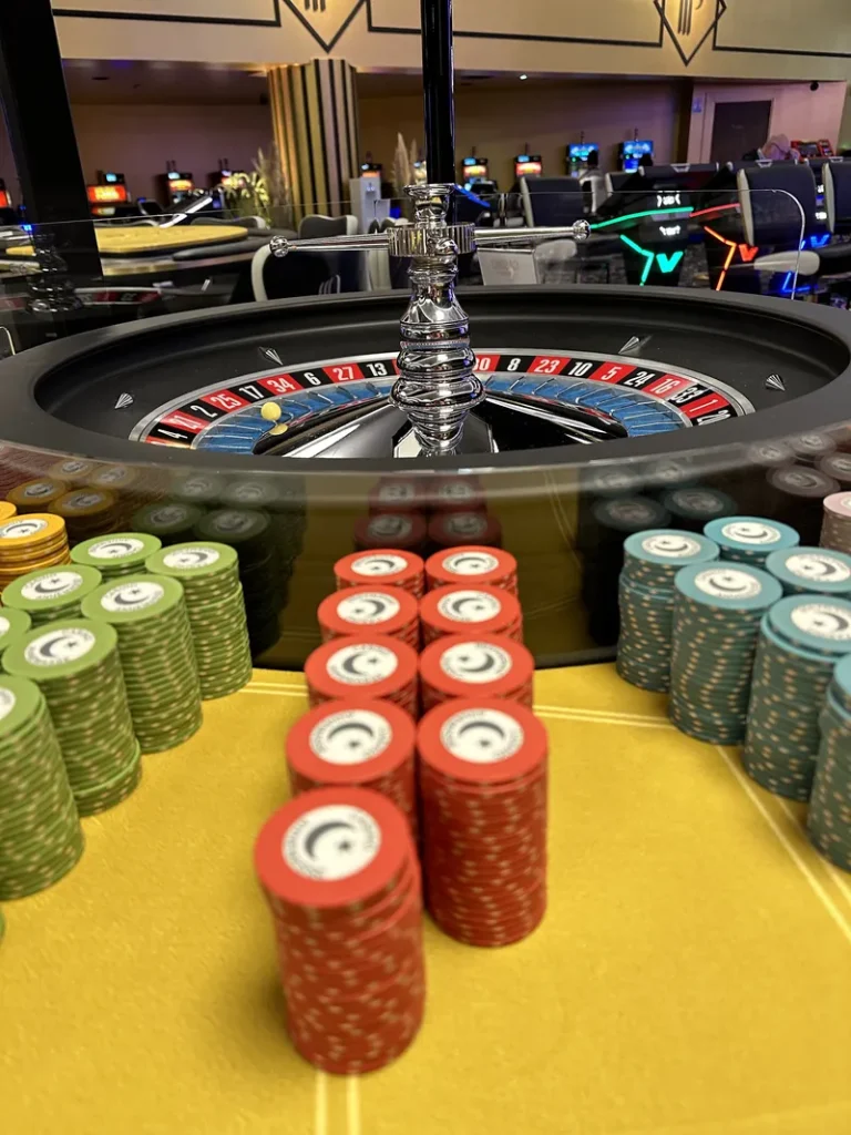 Table de roulette avec jetons du Casino Partouche Annemasse