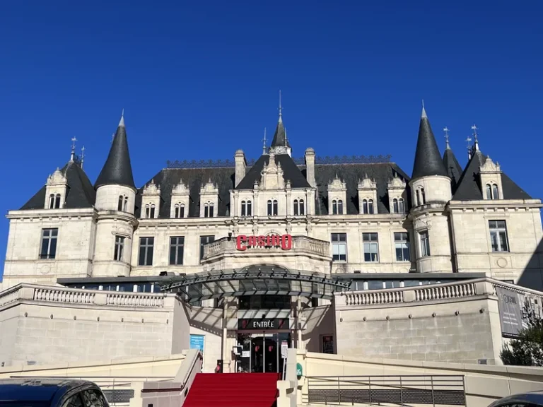 Façade du Casino Partouche Arcachon en journée