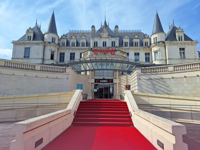 Entrée sur tapis rouge du Casino Partouche Arcachon