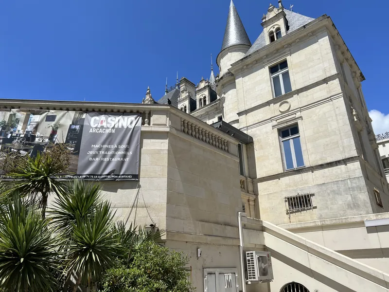 Façade latérale du Casino Partouche Arcachon