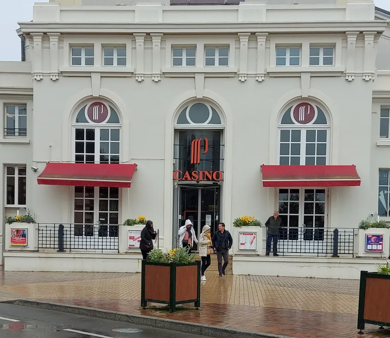 Entrée principale au Casino Partouche Cabourg