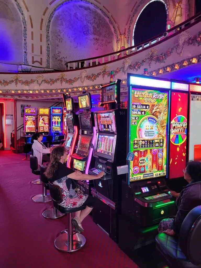 Machines à sous au décor historique au Casino Partouche Cabourg