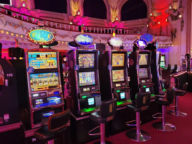 Rangée de machines à sous au Casino Partouche Cabourg