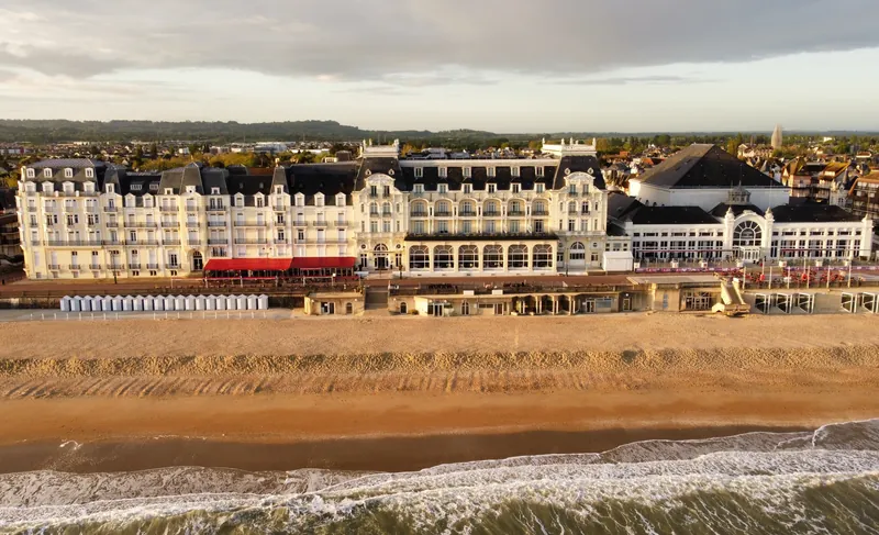 Vue aérienne du casino au Casino Partouche Cabourg