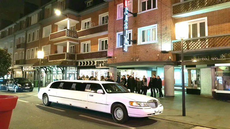 Façade éclairée de nuit du Casino Partouche Calais