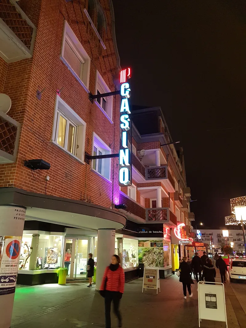 Façade principale du Casino Partouche Calais