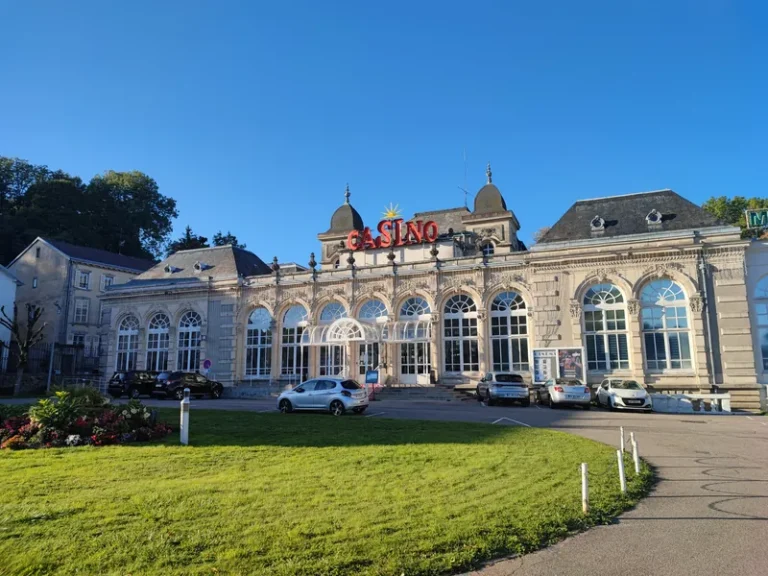 Façade principale du Casino Partouche Contrexéville