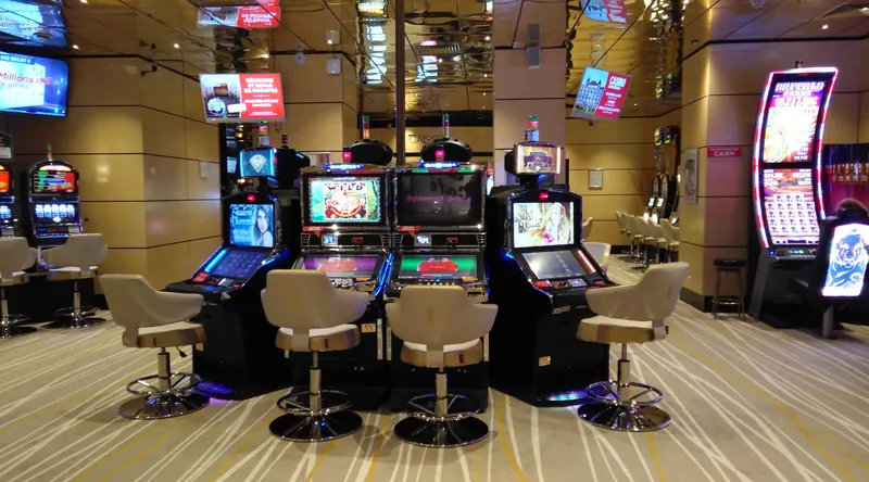 Machines à sous entourées de miroirs du Casino Partouche Contrexéville