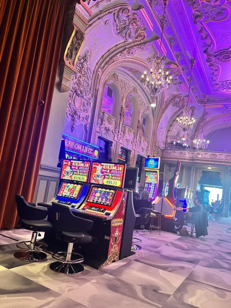 Machines à sous au décor orné du Casino Partouche Contrexéville