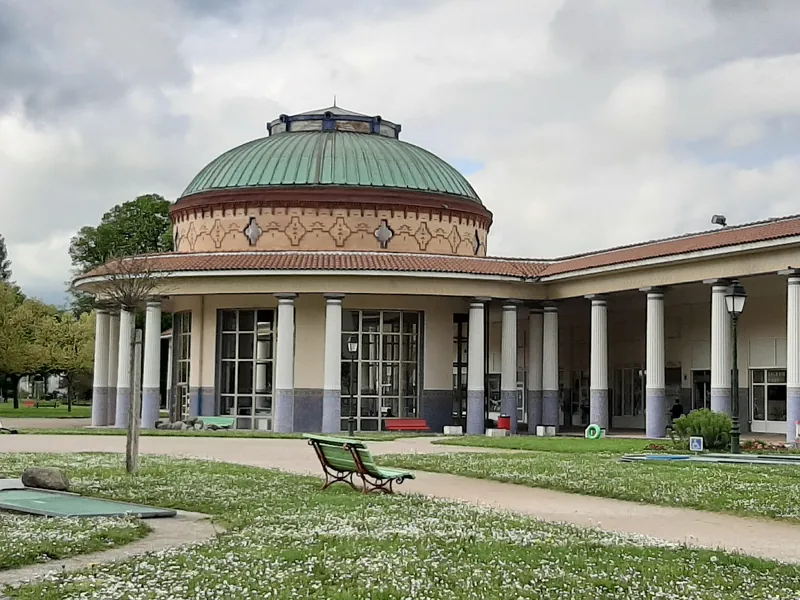 Rotonde vue depuis le jardin du Casino Partouche Contrexéville