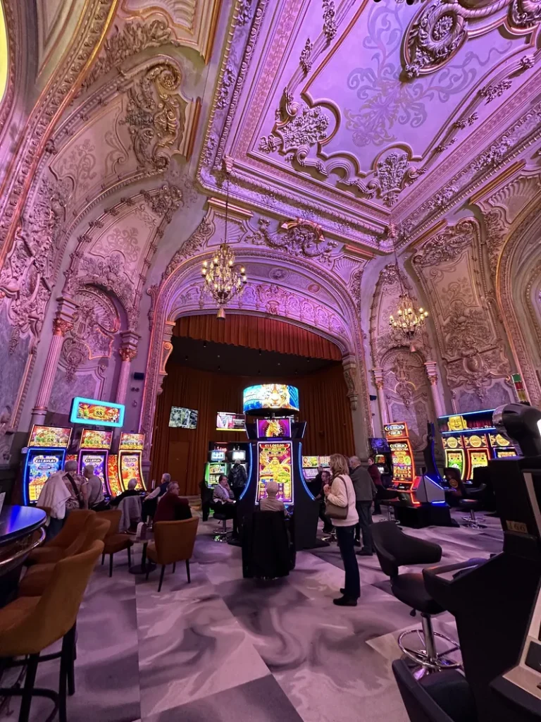 Salle de jeux au décor historique du Casino Partouche Contrexéville