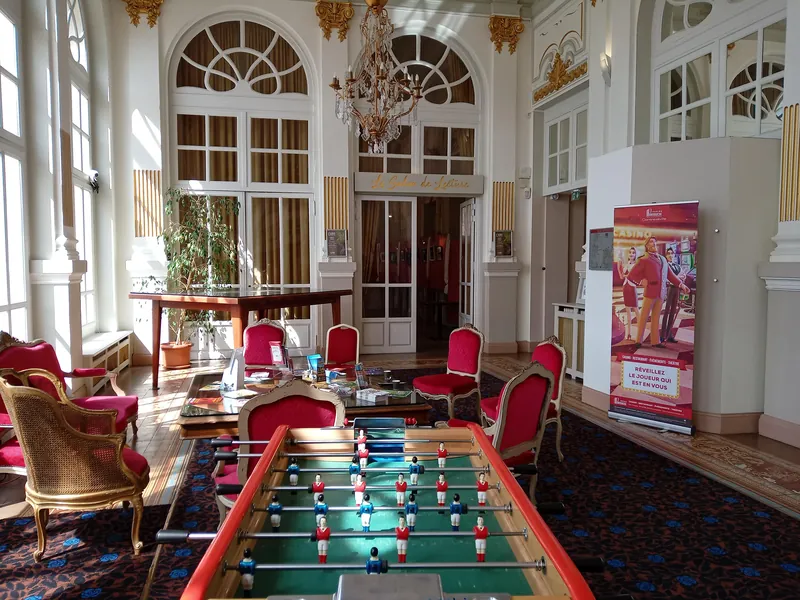 Salon avec baby-foot du Casino Partouche Contrexéville