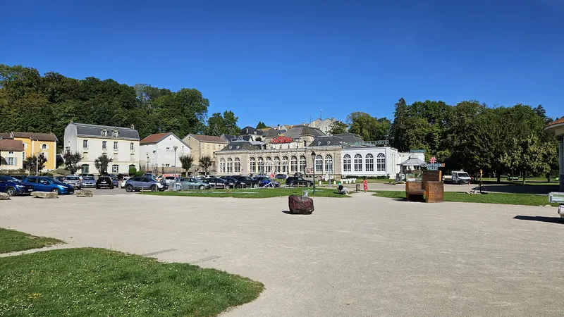 Vue d’ensemble depuis la place du Casino Partouche Contrexéville