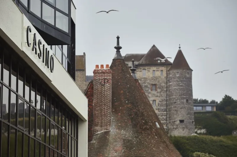 Façade du Casino Partouche Dieppe avec le château en arrière-plan