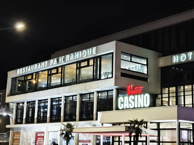 Façade éclairée du Casino Partouche Dieppe la nuit