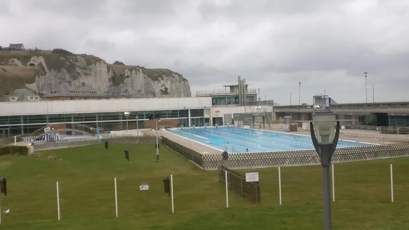 Piscine extérieure près du Casino Partouche Dieppe et des falaises