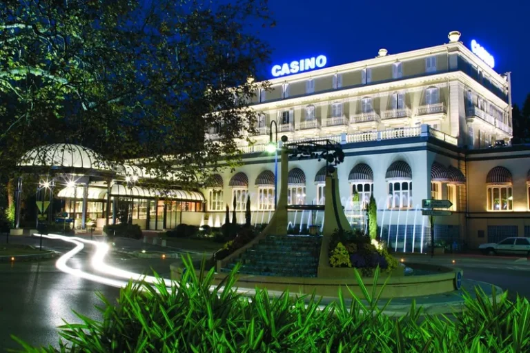 Façade principale du Casino Partouche Divonne Les Bains
