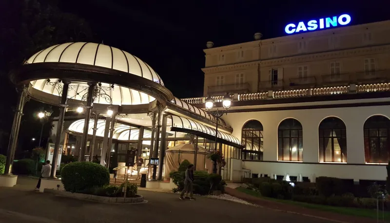 Entrée éclairée de nuit du Casino Partouche Divonne Les Bains