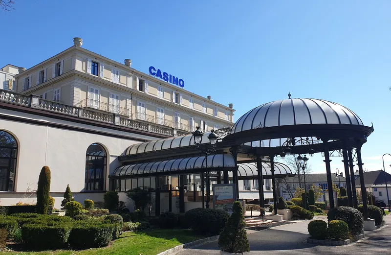 Entrée sous la verrière du Casino Partouche Divonne Les Bains