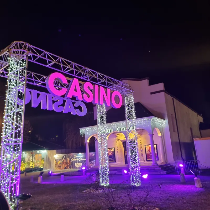 Façade illuminée du Casino Partouche Divonne Les Bains