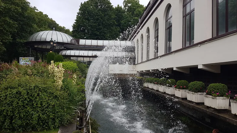 Jardin avec cascade devant le bâtiment du Casino Partouche Divonne Les Bains