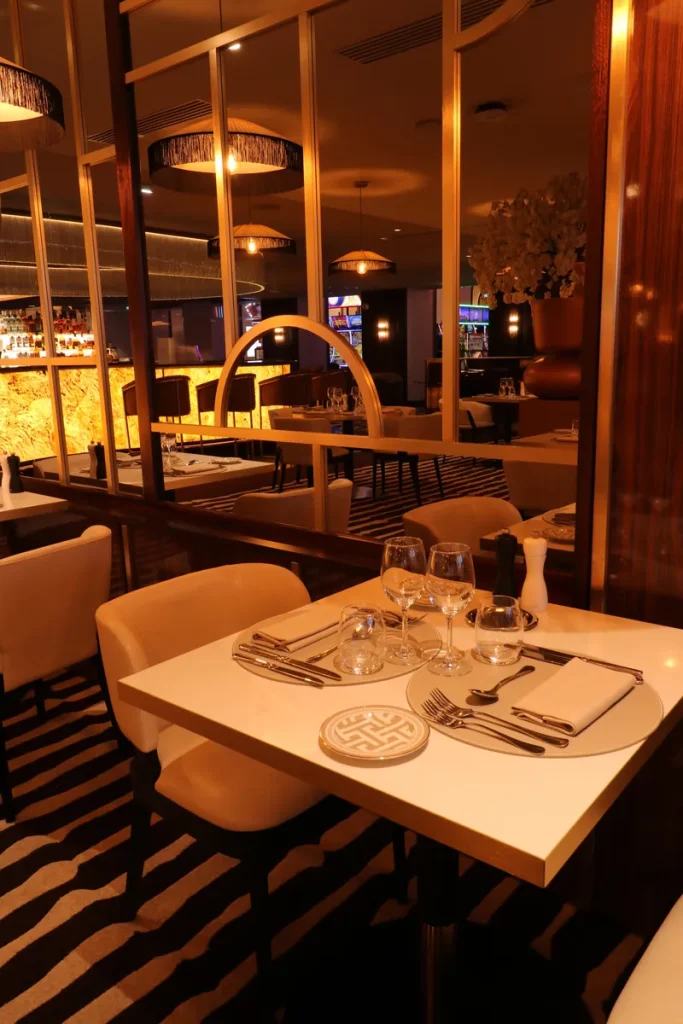 Table dressée dans le restaurant du Casino Partouche Divonne Les Bains