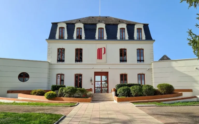 Façade du Casino Partouche Évaux-les-Bains en journée