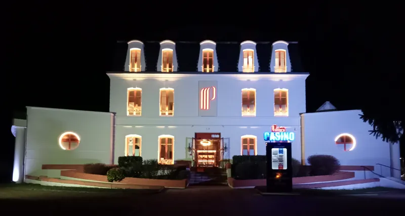 Façade éclairée du Casino Partouche Évaux-les-Bains de nuit