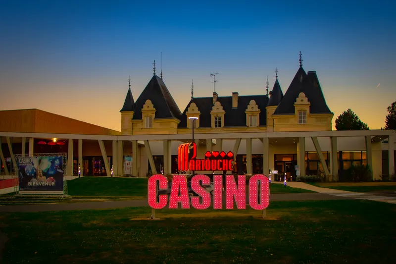 Façade du Casino Partouche La Roche-Posay au crépuscule