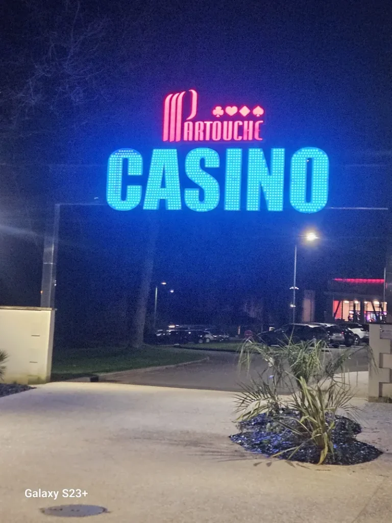 Enseigne du Casino Partouche La Roche-Posay de nuit