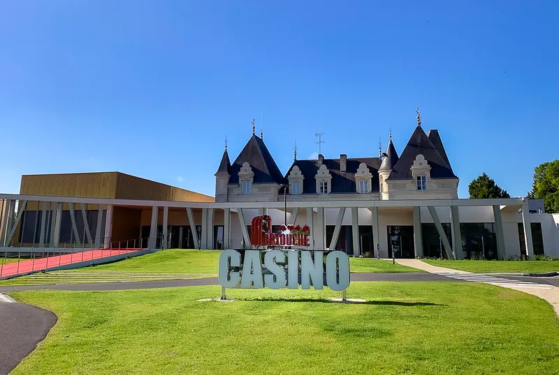 Façade du Casino Partouche La Roche-Posay en journée