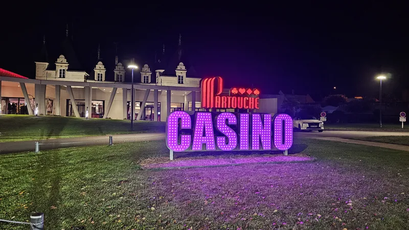 Façade du Casino Partouche La Roche-Posay de nuit