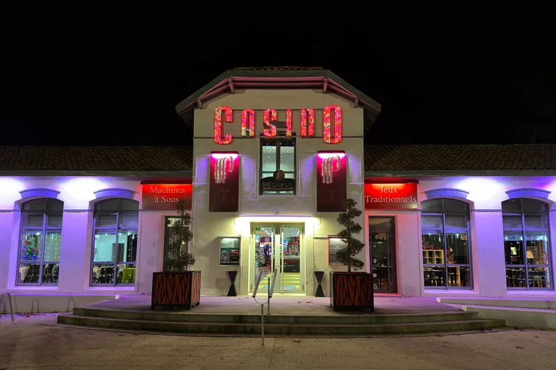 facade lumineuse au Casino Partouche La Tremblade