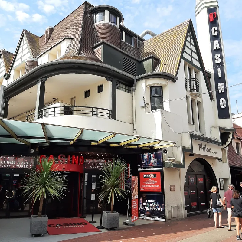 Façade en centre-ville au Casino Partouche Le Touquet