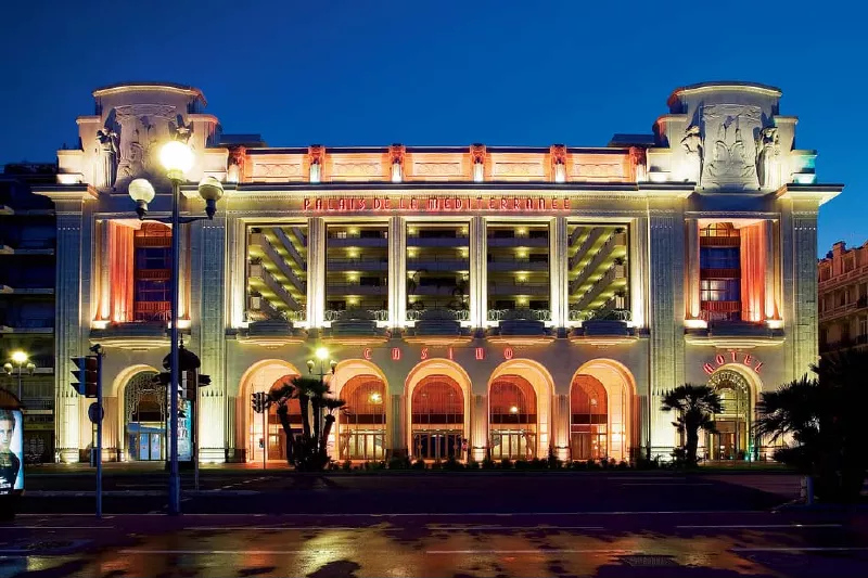 Façade illuminée en soirée du Casino Partouche Nice - Palais Méditerranée