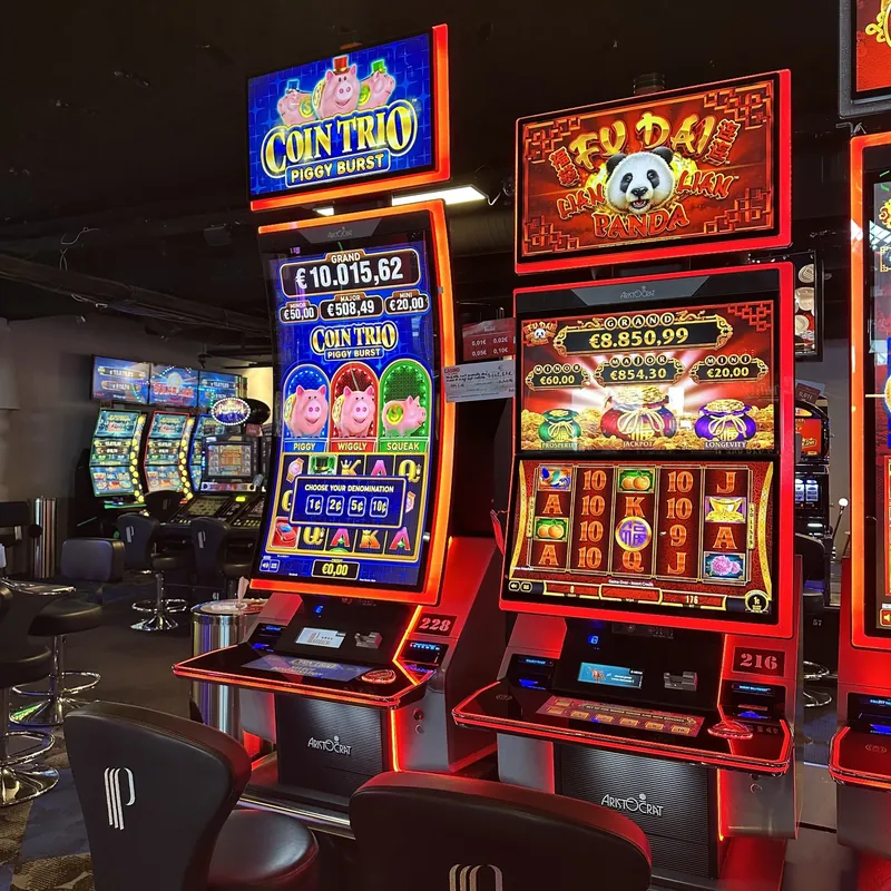 Rangée de machines à sous rouges au Casino Partouche Pléneuf-Val-André