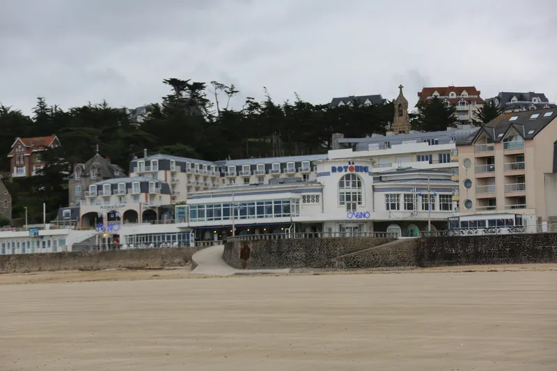 Vue du casino depuis la plage au Casino Partouche Pléneuf-Val-André