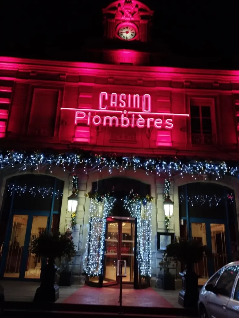 Entrée éclairée de nuit du Casino Partouche Plombières-les-Bains