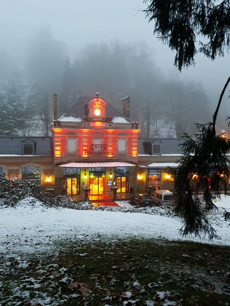 Façade dans un paysage hivernal du Casino Partouche Plombières-les-Bains