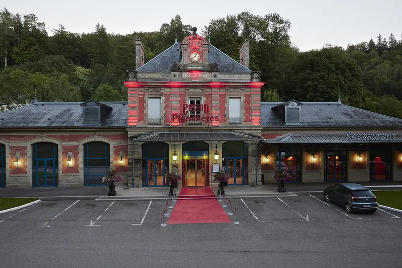 Façade avec tapis rouge du Casino Partouche Plombières-les-Bains