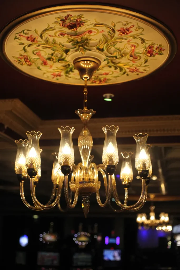 Grand lustre de la salle de jeux du Casino Partouche Plombières-les-Bains